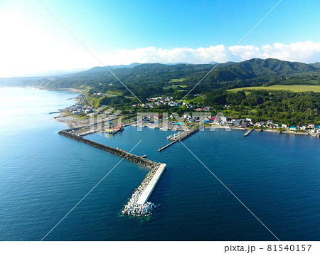 夏の北海道八雲町落部栄浜漁港の朝の風景を空撮 81540157