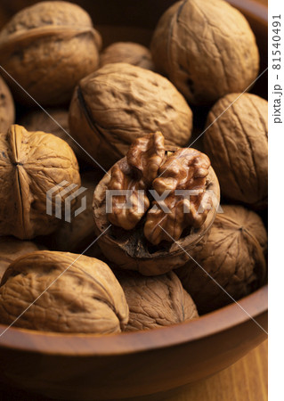 殻付きの胡桃の写真素材