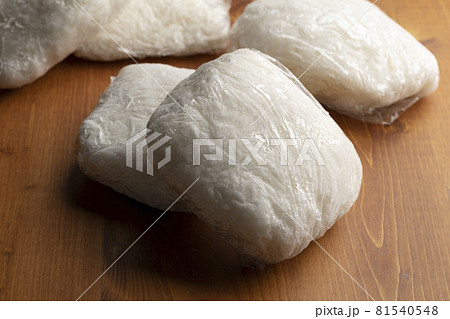 ラップで包んだ冷凍ごはん 81540548