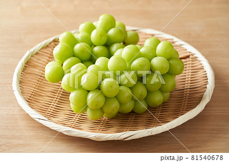 ザルに盛られたシャインマスカット ザルに盛られたシャインマスカット 81540678