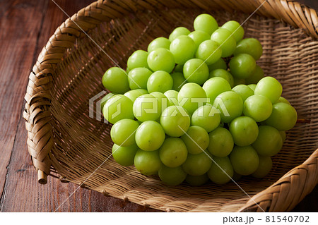 ザルに盛られたシャインマスカット 81540702