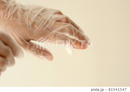 使い捨て手袋が破れているイメージ 81541547