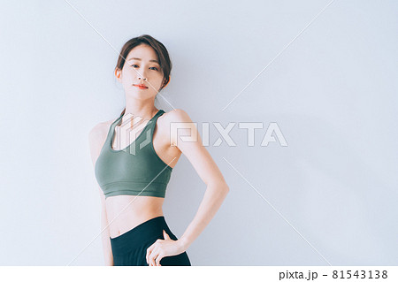 スポーツウェアの若い女性 81543138