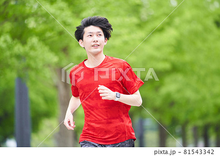 ランニングをする若い男性 81543342