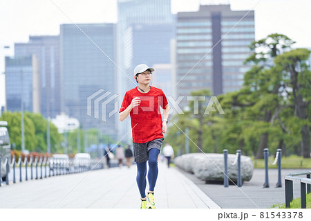 ランニングをする若い男性 81543378