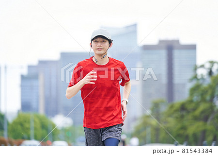 ランニングをする若い男性 81543384