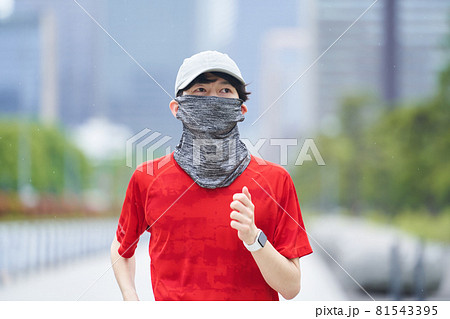 ランニングをする若い男性 81543395