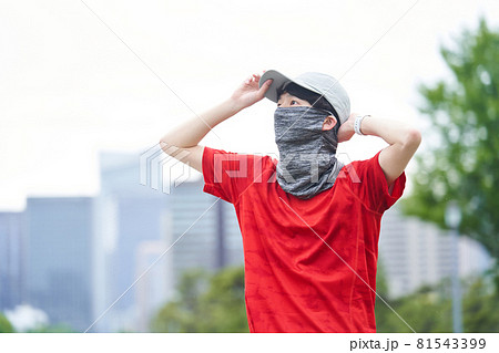 ランニングをする若い男性 81543399