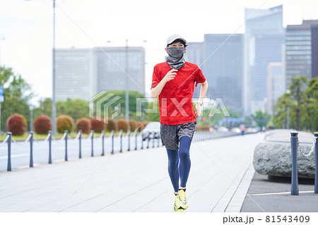 ランニングをする若い男性 ランニングをする若い男性 81543409