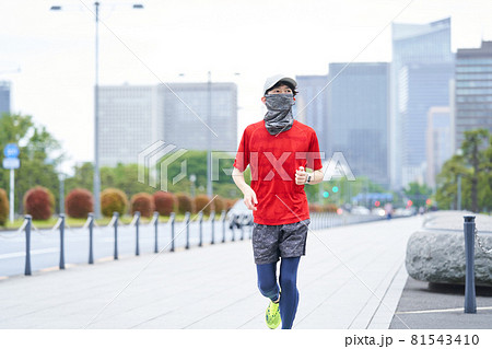 ランニングをする若い男性 81543410