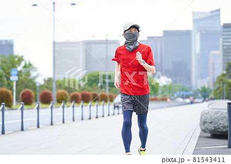 ランニングをする若い男性 81543411