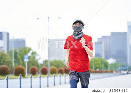 ランニングをする若い男性 81543412