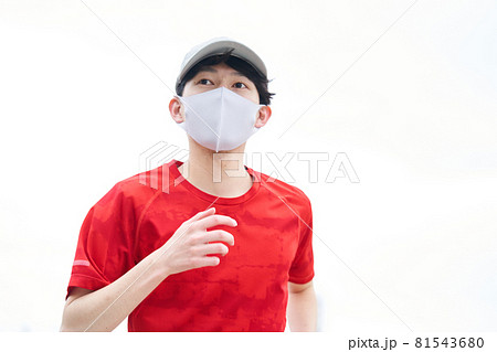 ランニングをする若い男性 81543680