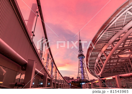 オアシス21、夕焼けに染まるテレビ塔〈愛知県名古屋市〉 オアシス21、夕焼けに染まるテレビ塔〈愛知県名古屋市〉 81543965