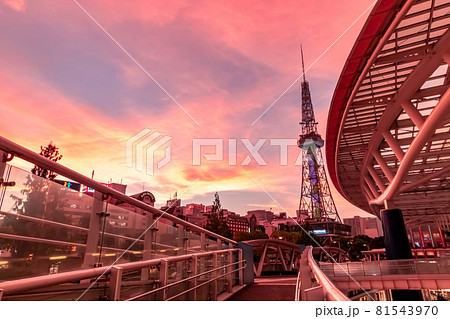 オアシス21、夕焼けに染まるテレビ塔〈愛知県名古屋市〉 オアシス21、夕焼けに染まるテレビ塔〈愛知県名古屋市〉 81543970