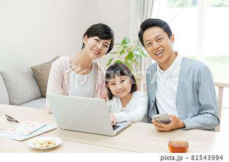 小学生の女の子とパパとママの3人家族のポートレート 81543994