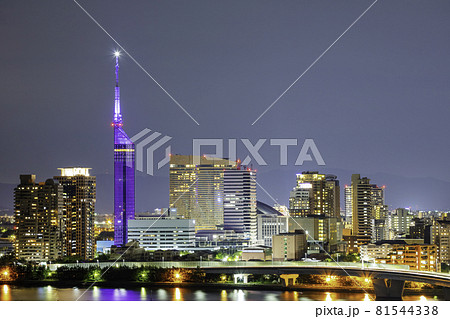 美しい福岡の夜景 紫色に輝く福岡タワー 81544338