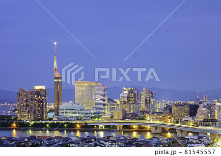 美しい福岡の夜景 オレンジ色に輝く福岡タワー 81545557