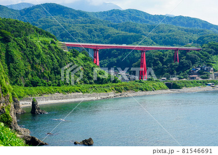 青空広がる日本海に突き出した柏崎恋人岬こと鴎が鼻展望台（新潟県柏崎市） 81546691