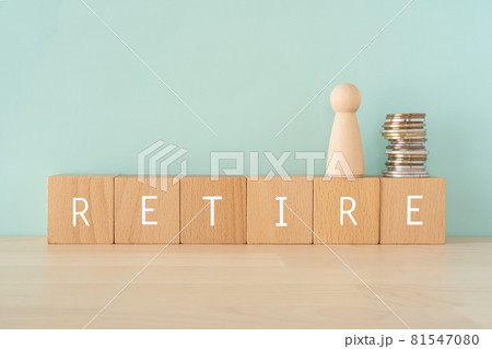 定年退職|「RETIRE」と書かれた積み木とお金と人形 定年退職|「RETIRE」と書かれた積み木とお金と人形 81547080