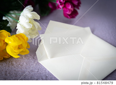 菊の花と手紙 お悔みの手紙 訃報 菊の花と手紙 お悔みの手紙 訃報 81548479