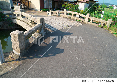 撫川の水路に架かる古い太鼓橋　岡山県岡山市北区 81548870