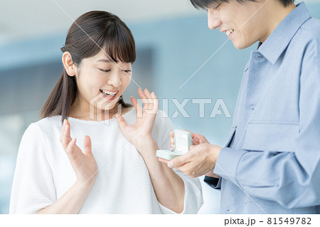 プロポーズ　指輪を見てびっくりする若い女性 81549782