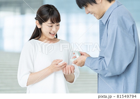 プロポーズ　指輪を見てびっくりする若い女性 81549794