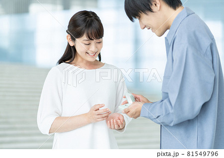 プロポーズ 指輪を見てびっくりする若い女性 プロポーズ 指輪を見てびっくりする若い女性 81549796
