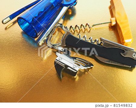 テーブルに置かれたワインの栓抜き テーブルに置かれたワインの栓抜き 81549832