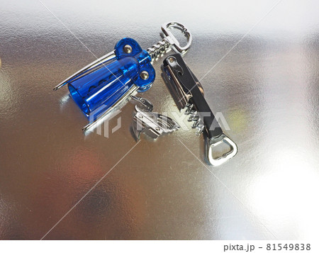テーブルに置かれたワインの栓抜きシルバーバックで 81549838