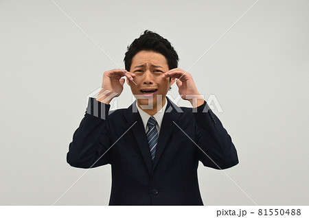 泣く男性 81550488