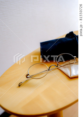 メガネとケースと椅子 メガネとケースと椅子 81550726