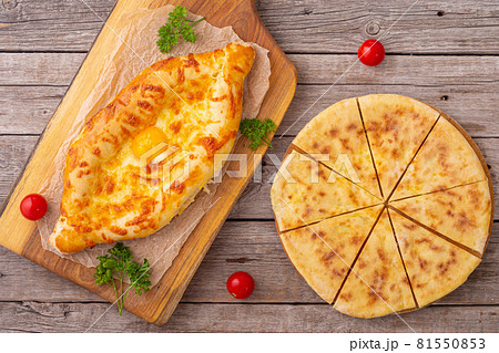 Homemade adjarian khachapuri with egg 81550853