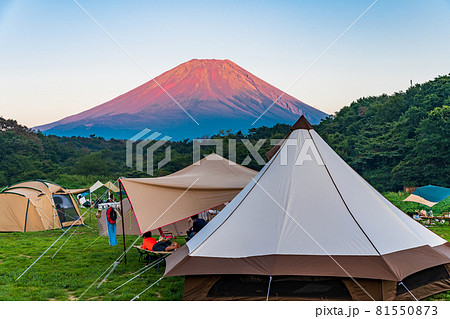 「山梨県」キャンプ場から眺める夕日に染まった赤富士 「山梨県」キャンプ場から眺める夕日に染まった赤富士 81550873
