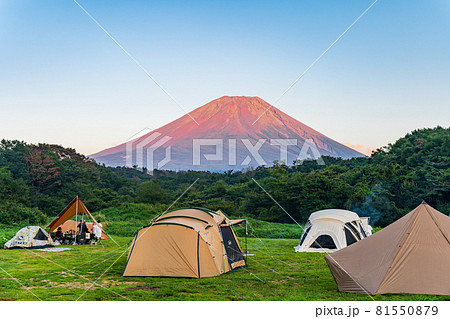 「山梨県」キャンプ場から眺める夕日に染まった赤富士 81550879
