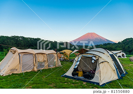 「山梨県」キャンプ場から眺める夕日に染まった赤富士 81550880