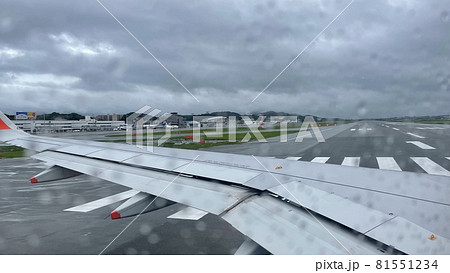 雨の中の飛行機と滑走路 81551234