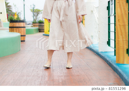 海辺の街を散策する女性 海辺の街を散策する女性 81551296