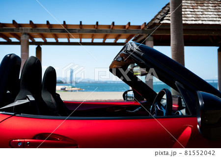 オープンカーとビーチ 81552042