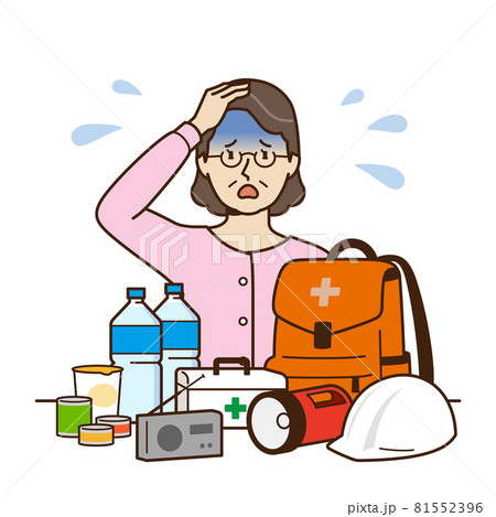 防災グッズを前に頭をかかえる初老の女性 81552396