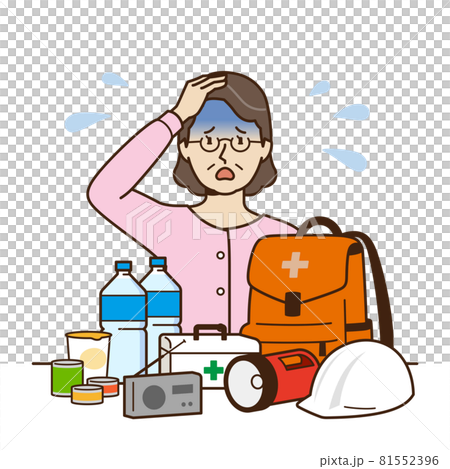 防災グッズを前に頭をかかえる初老の女性 81552396