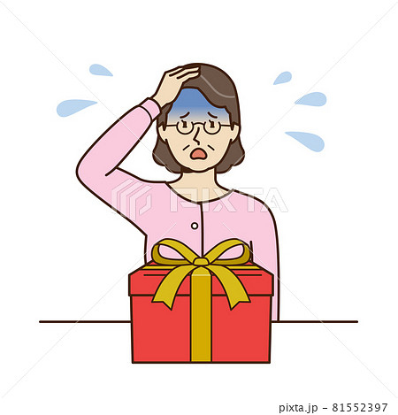 プレゼントを前に頭をかかえる初老の女性 81552397