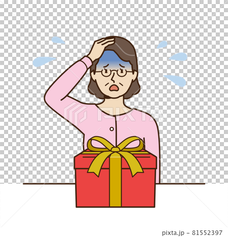 拿著她的頭在禮物前面的年長婦女 81552397