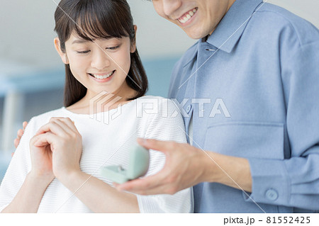 プロポーズ　指輪を見てびっくりする若い女性 81552425
