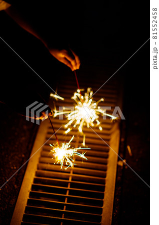 手持ち花火 夜 手持ち花火 夜 81552458