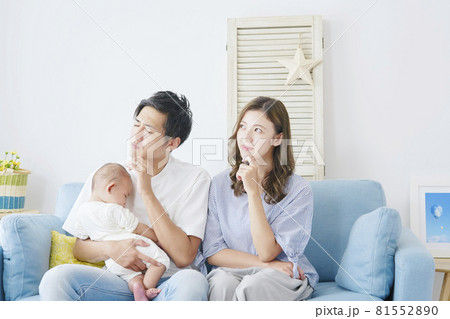 考える夫婦 81552890
