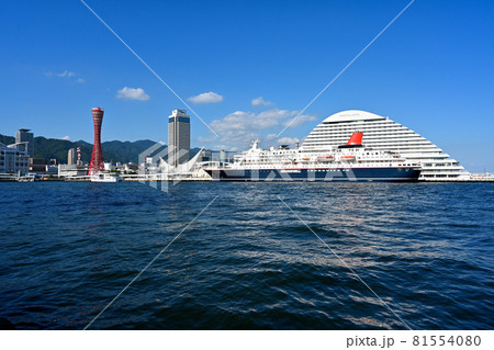 2021年夏神戸港　クルーズ船「にっぽん丸」とポートタワーやホテル群 81554080