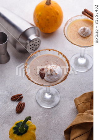 Creamy pecan caramel martini cocktail Creamy pecan caramel martini cocktail 81555402