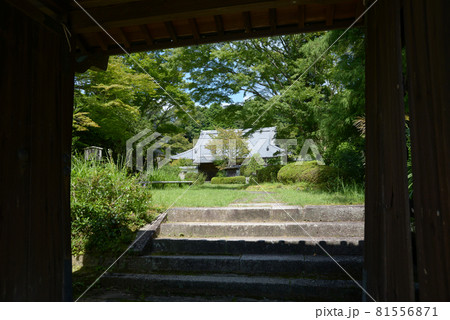 芳徳寺　山門から本堂を望む　奈良県奈良市柳生 81556871